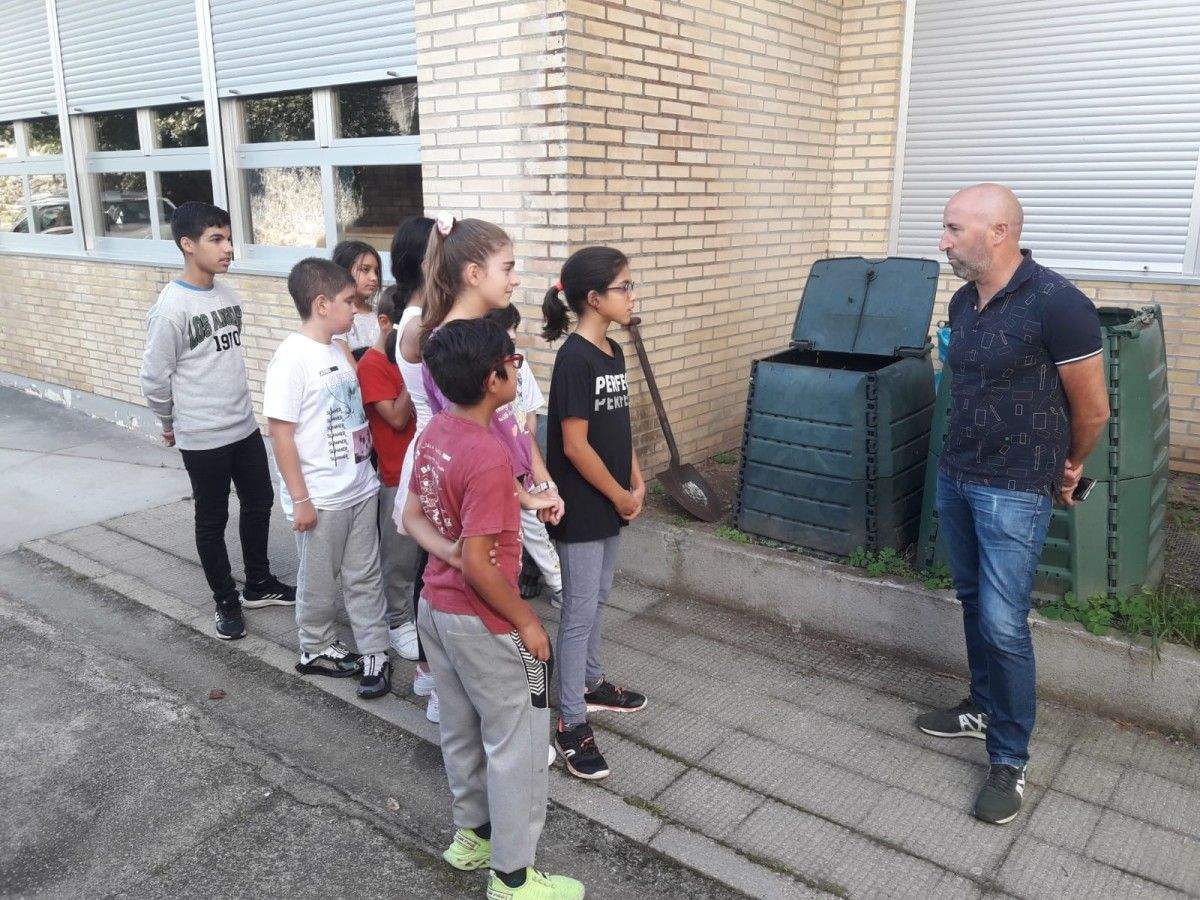Julio Casas no CEIP de Viñas entregando o segundo composteiro