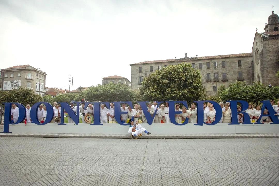 O artista Nelson Quinteiro na Praza de Ourense