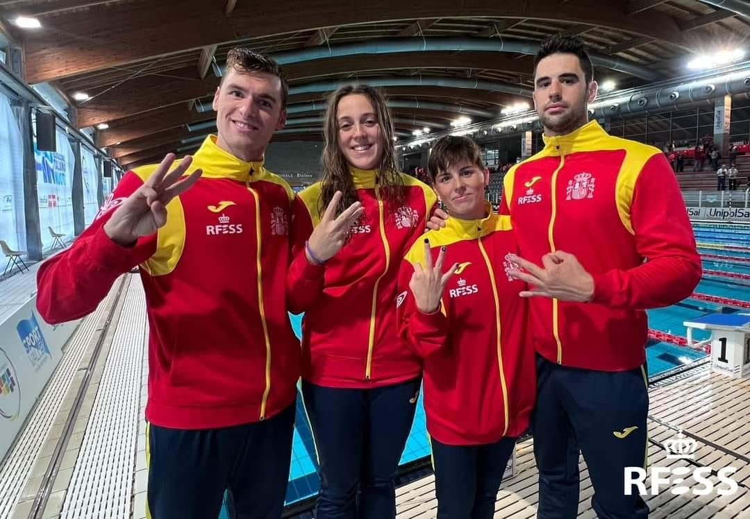 Antía García (segunda por la izquierda) tras conseguir el bronce en el Mundial de Salvamento en Riccione