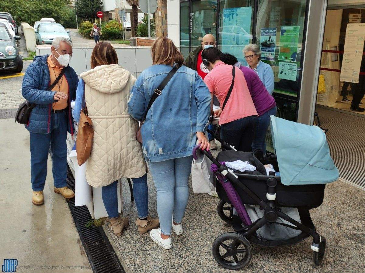 Recogida de firmas por la salud pública realizada por la Plataforma de Seixo