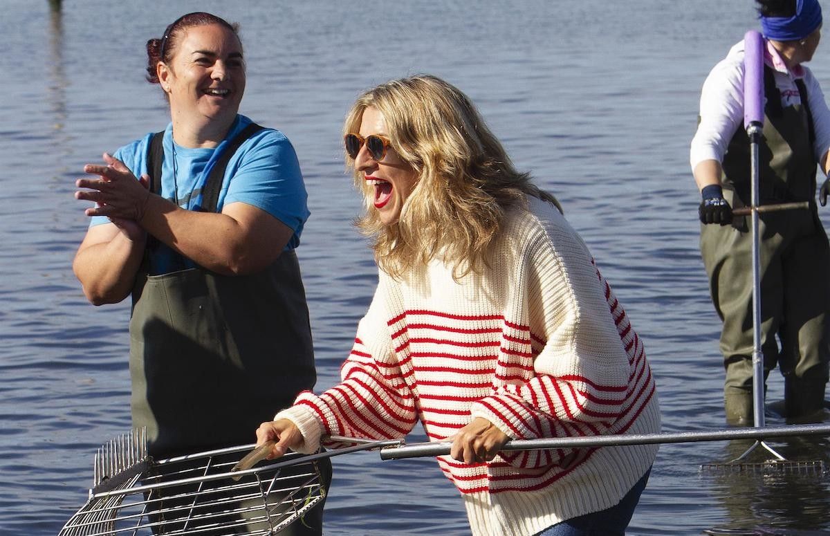Yolanda Díaz, con las mariscadoras de Vilagarcía