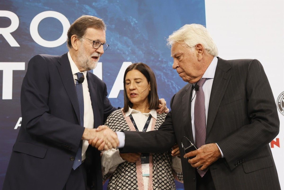 Los expresidentes Felipe González y Mariano Rajoy, en el Foro La Toja 2022   
