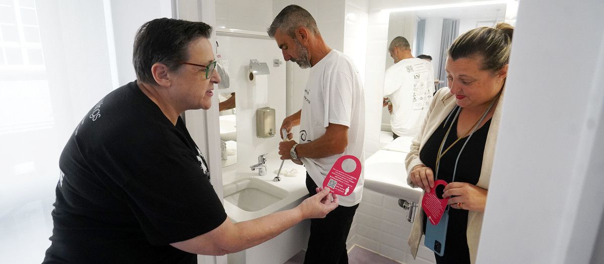 El Centro de Información á Muller do Concello de Pontevedra estrena un aseo adaptado para pacientes ostomizados