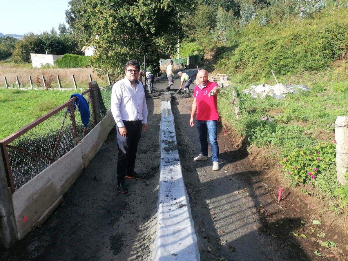 Gregorio Agís e Julio Casás, concelleiros de Poio, nas obras que se acometen no lugar de Saíñas