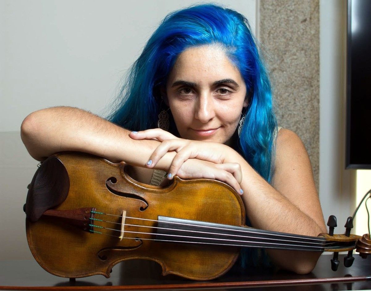 Sabela Senn Lozoya con un violín