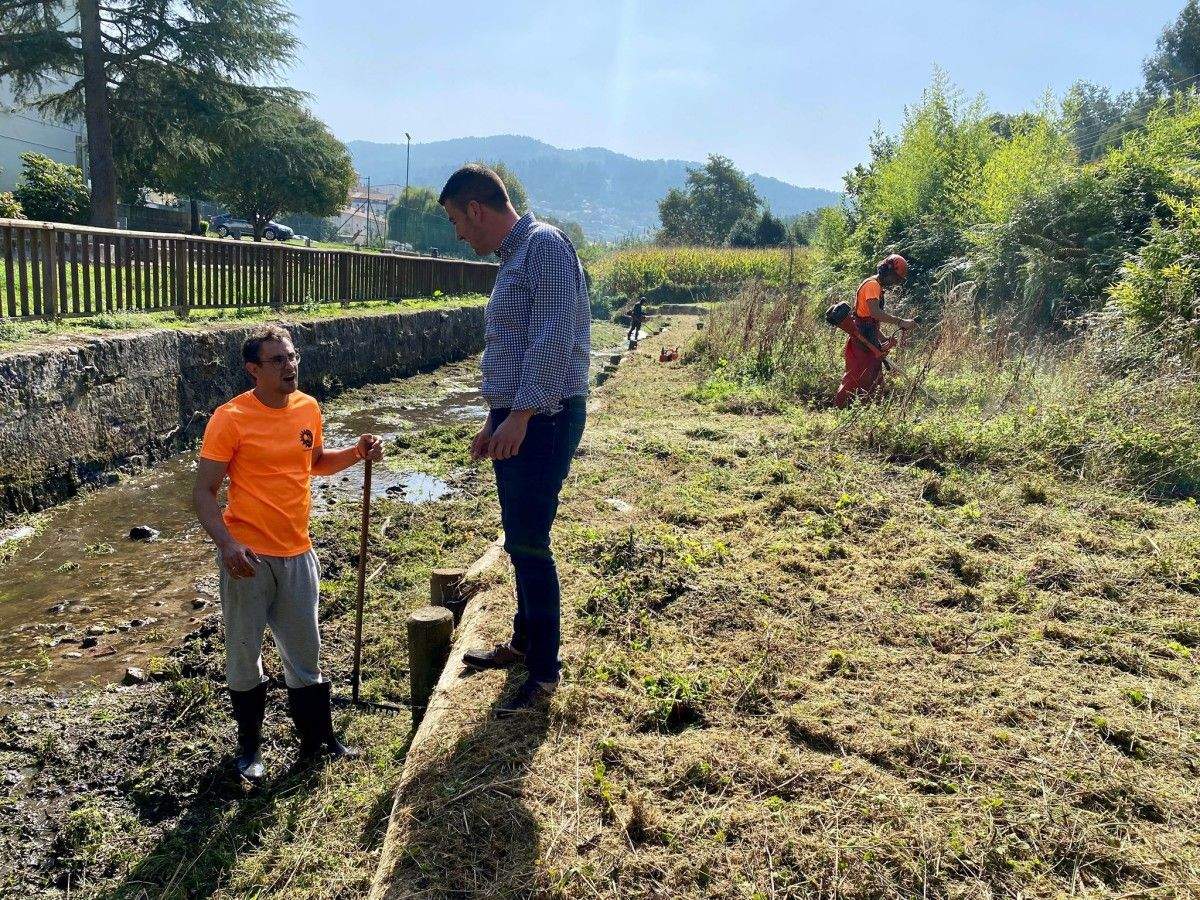 Labores de limpieza del cauce del río Lameira a su paso por Marín