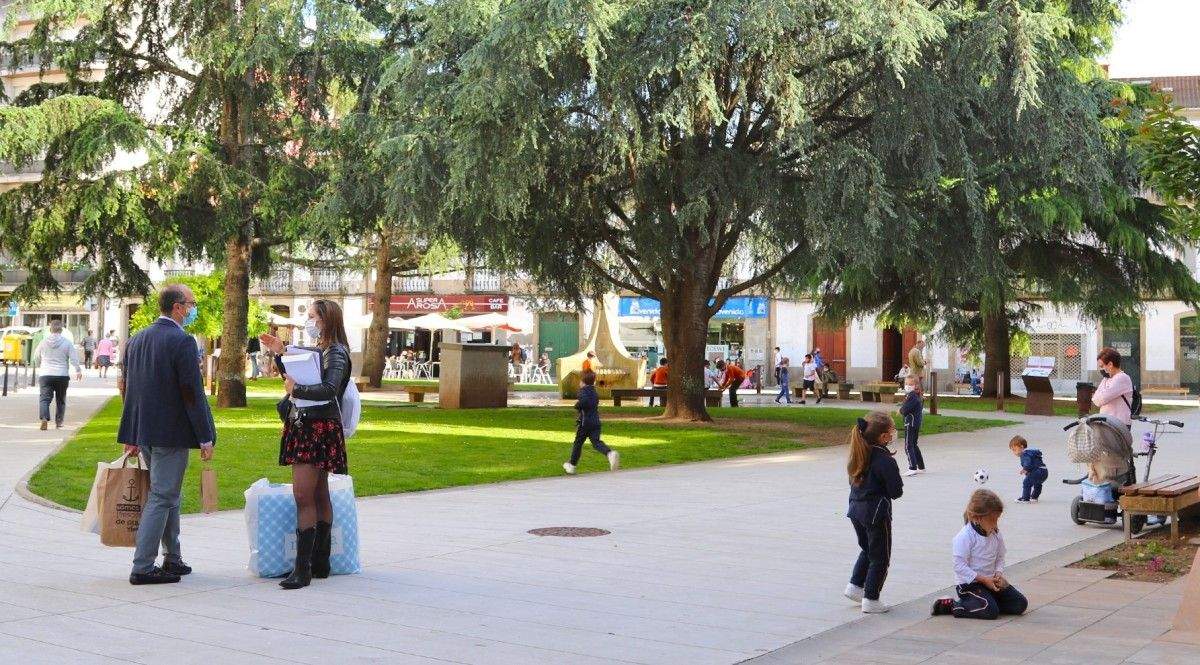 Xente na rúa en Vilagarcía