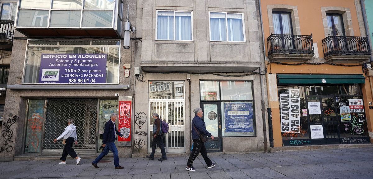Bajos comerciales cerrados en la plaza de Curros Enríquez