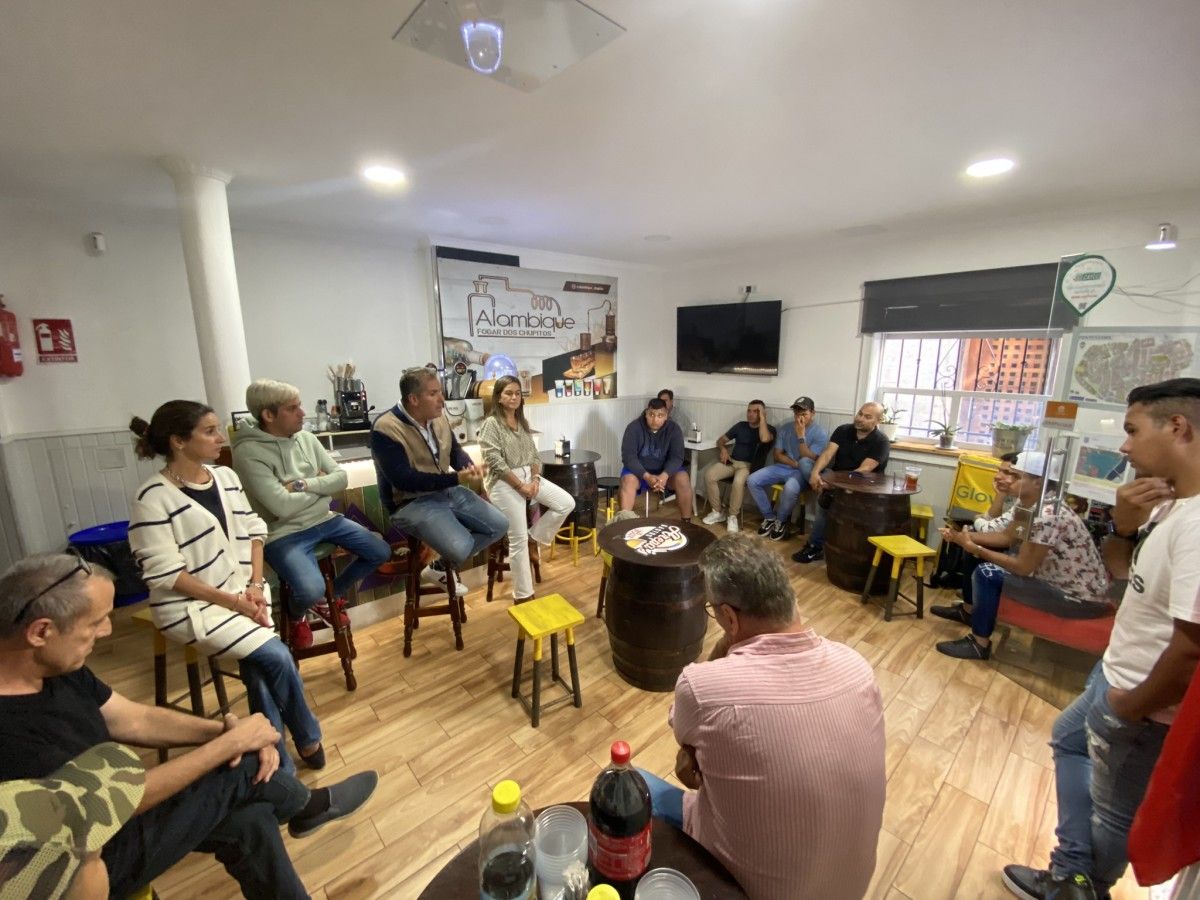 Rafa Domínguez reúnese con representantes do sector de repartidores a domicilio
