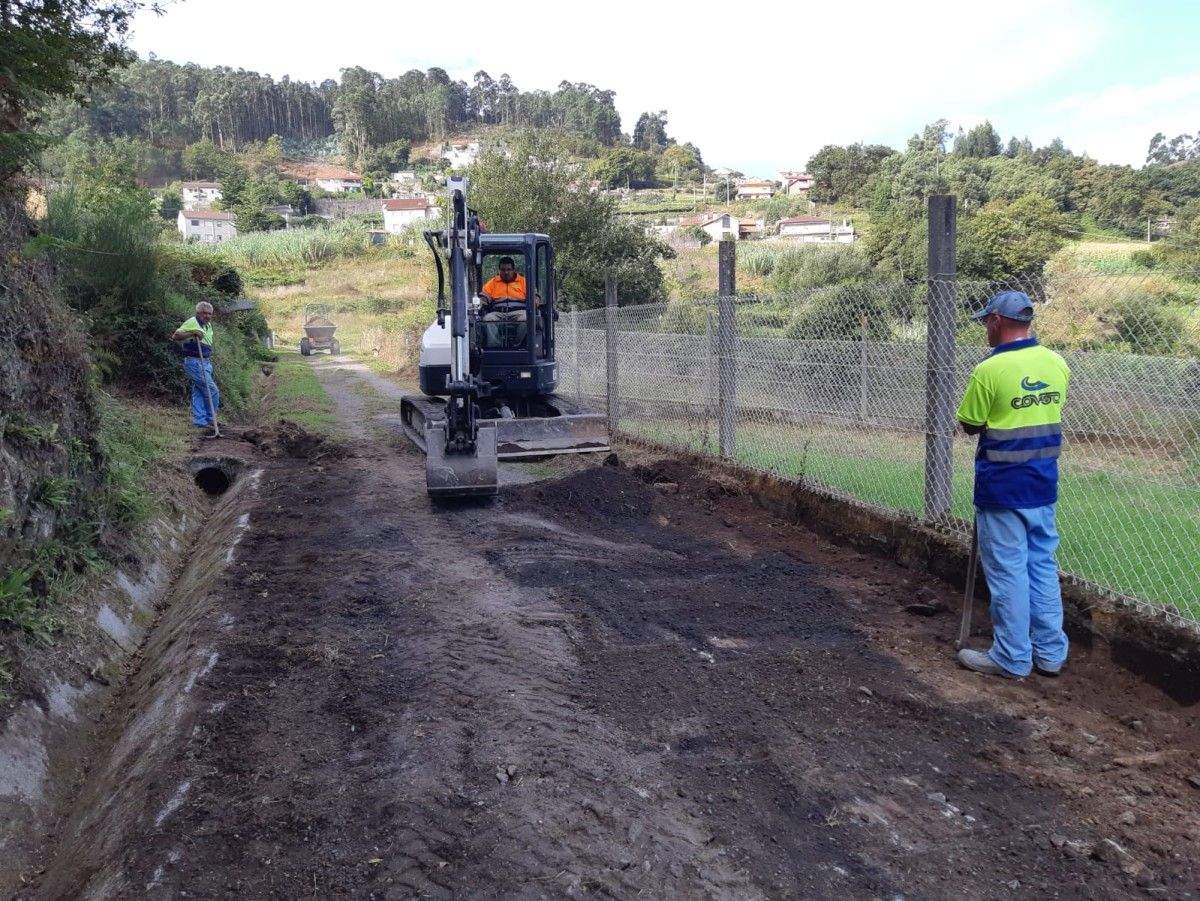 Traballos de mellora de camiños rurais en Marín
