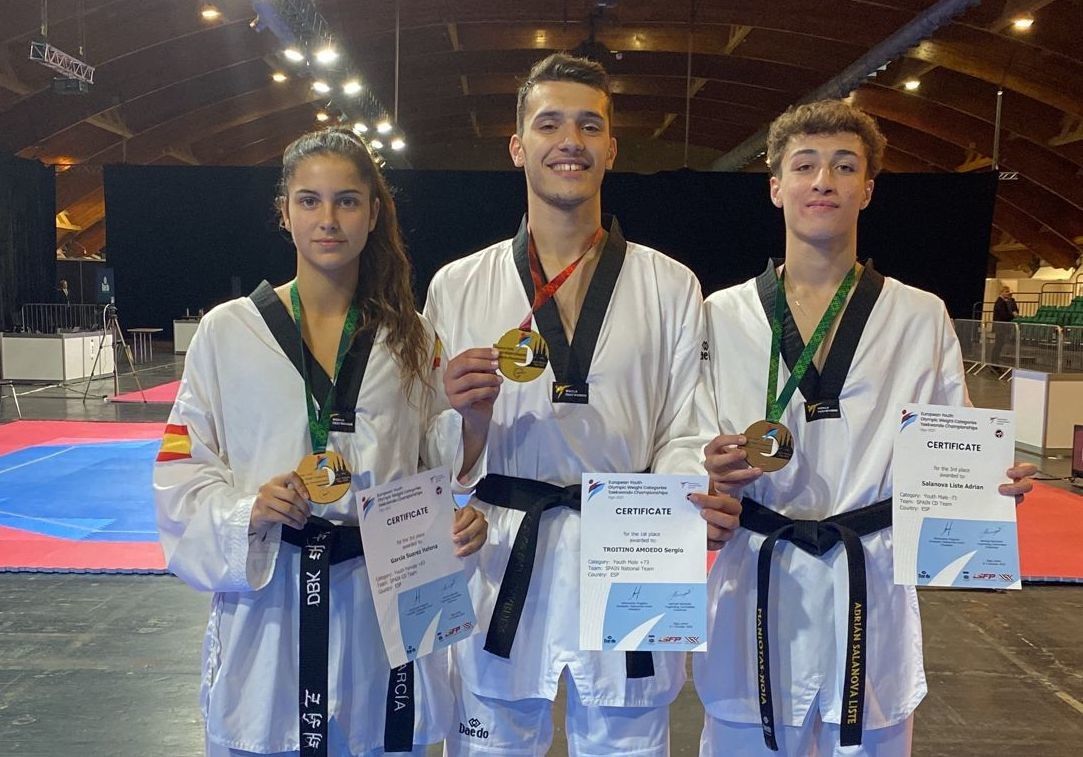 Sergio Troitiño (centro) tras proclamarse campeón de Europa Júnior de taekwondo