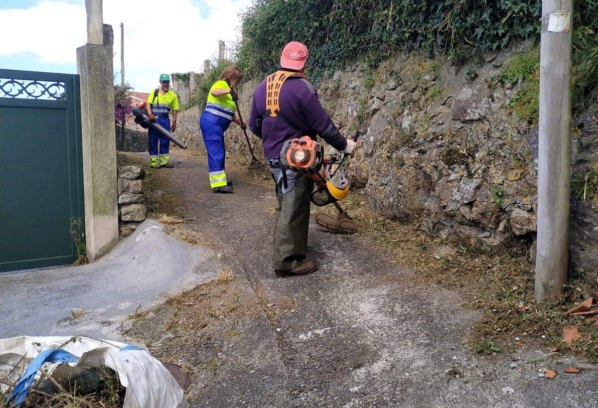 Operarios realizando limpeza de maleza en Poio