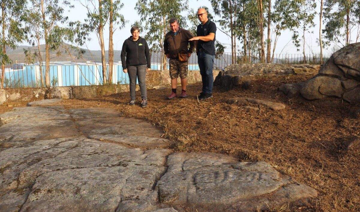 O alcalde en funcións de Cerdedo- Cotobade, Fernando Vázquez, acompañado dos arqueólogos Elena Taboada e Tito Concheiro en Portela da Laxe