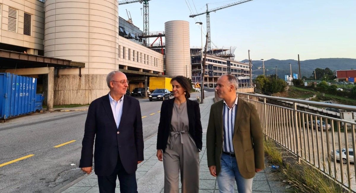 David Regades, Guillermo Meijón y Paula Fernández frente al Hospital de Montecelo