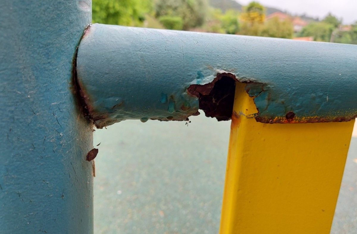 Estado del parque infantil de A Xunqueira de Ponte Sampaio