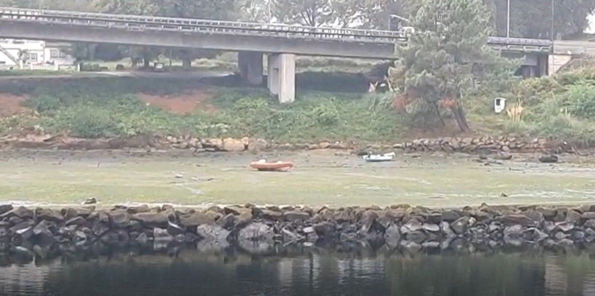 Embarcación neumática da EP Ciudad de Pontevedra encallada na ría