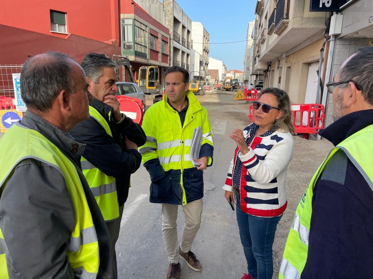 La concejala Ángeles Domínguez visita las obras en la Rúa Alexandre Bóveda de O Grove