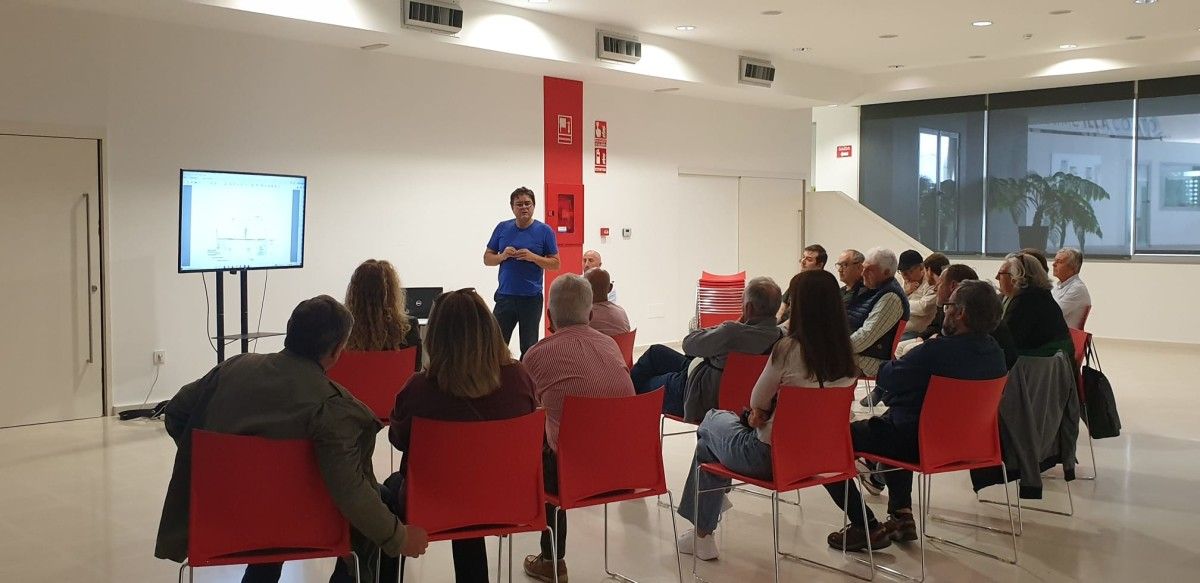 Gregorio Agís informa á veciñanza sobre o proxecto de mellora integral de Ramón Encinas