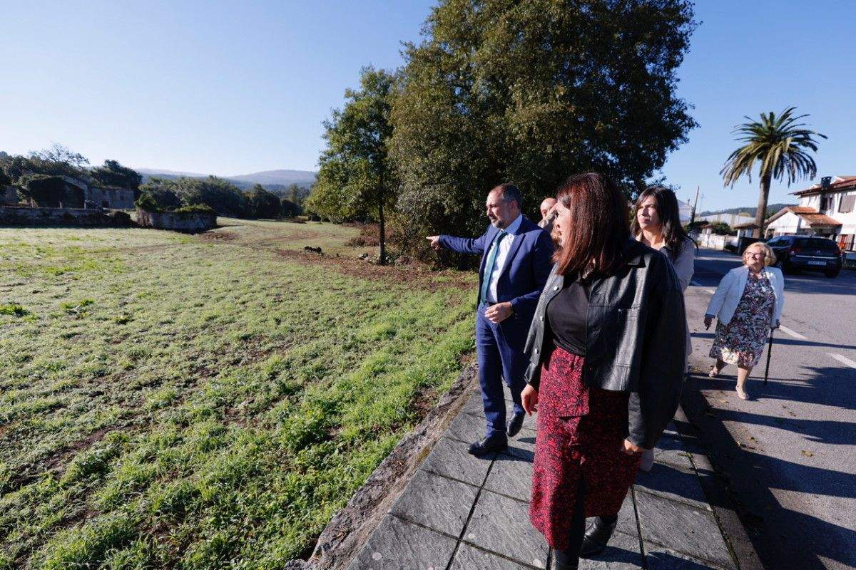O conselleiro e a alcaldesa de Meis visitaron a parcela onde se construirá o novo centro de saúde