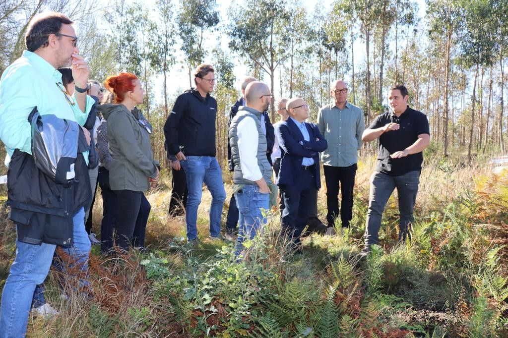Neumólogos que participan nun congreso médico visitan o proxecto de reforestación levado a cabo en Borela