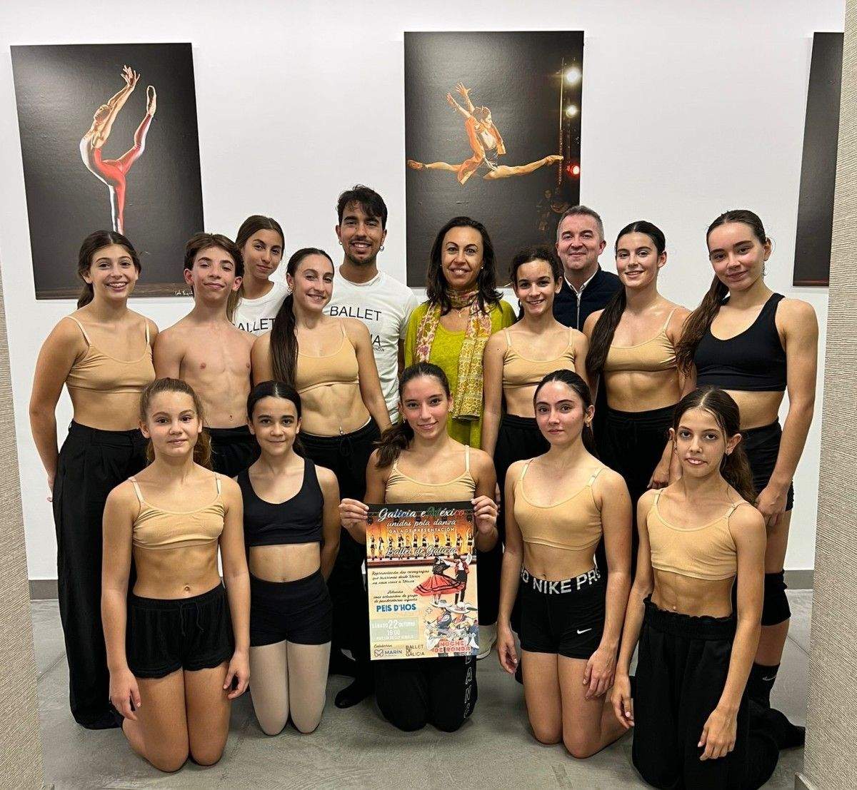 La alcaldesa de Marín con algunos de los integrantes del Ballet de Galicia