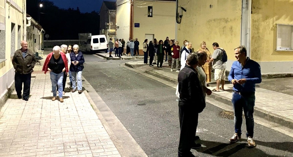 Rafa Domínguez, presidente local del PP, conversa con residentes de A Seca