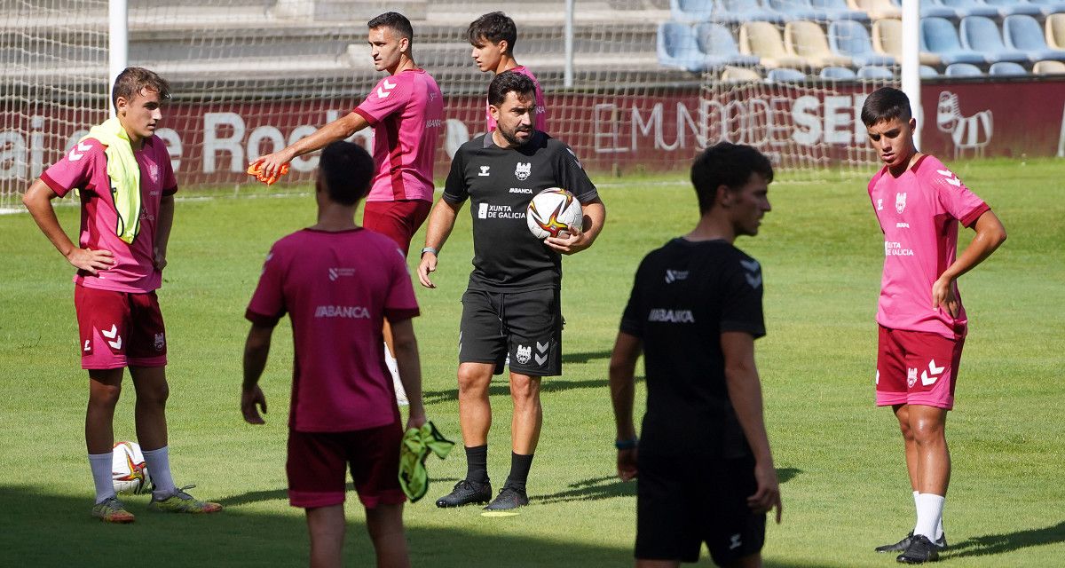Antonio Fernández, en un entrenamiento del Pontevedra CF