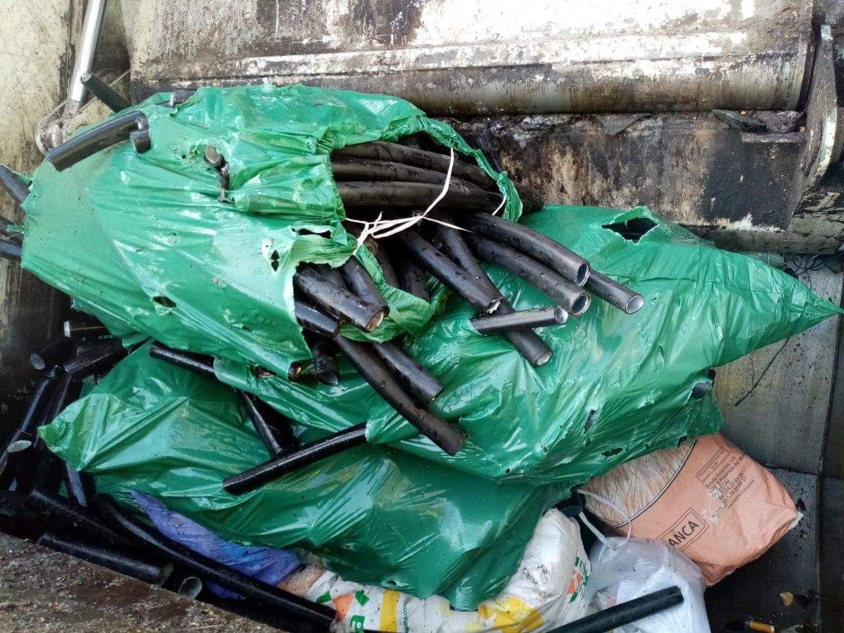 Mangueras eléctricas en un contenedor de basura