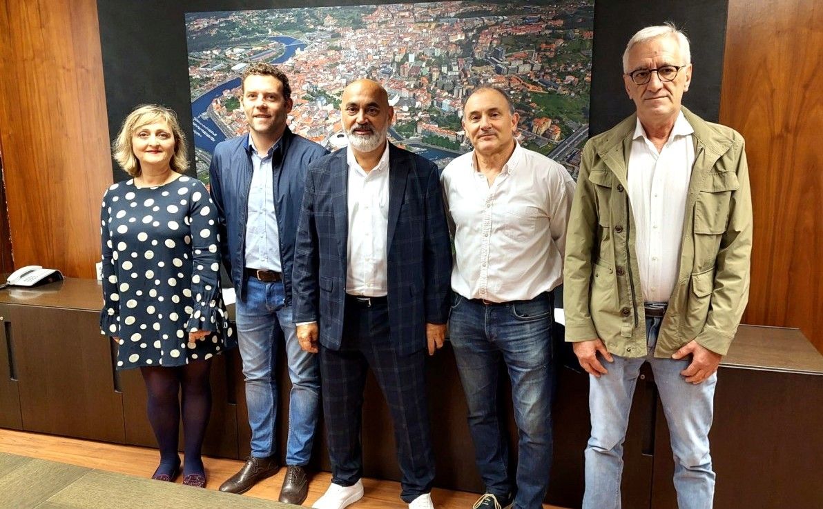 Tino Fernández cos presidentes das federacións galega e española, a súa secretaria técnica e directivos do club Treboada