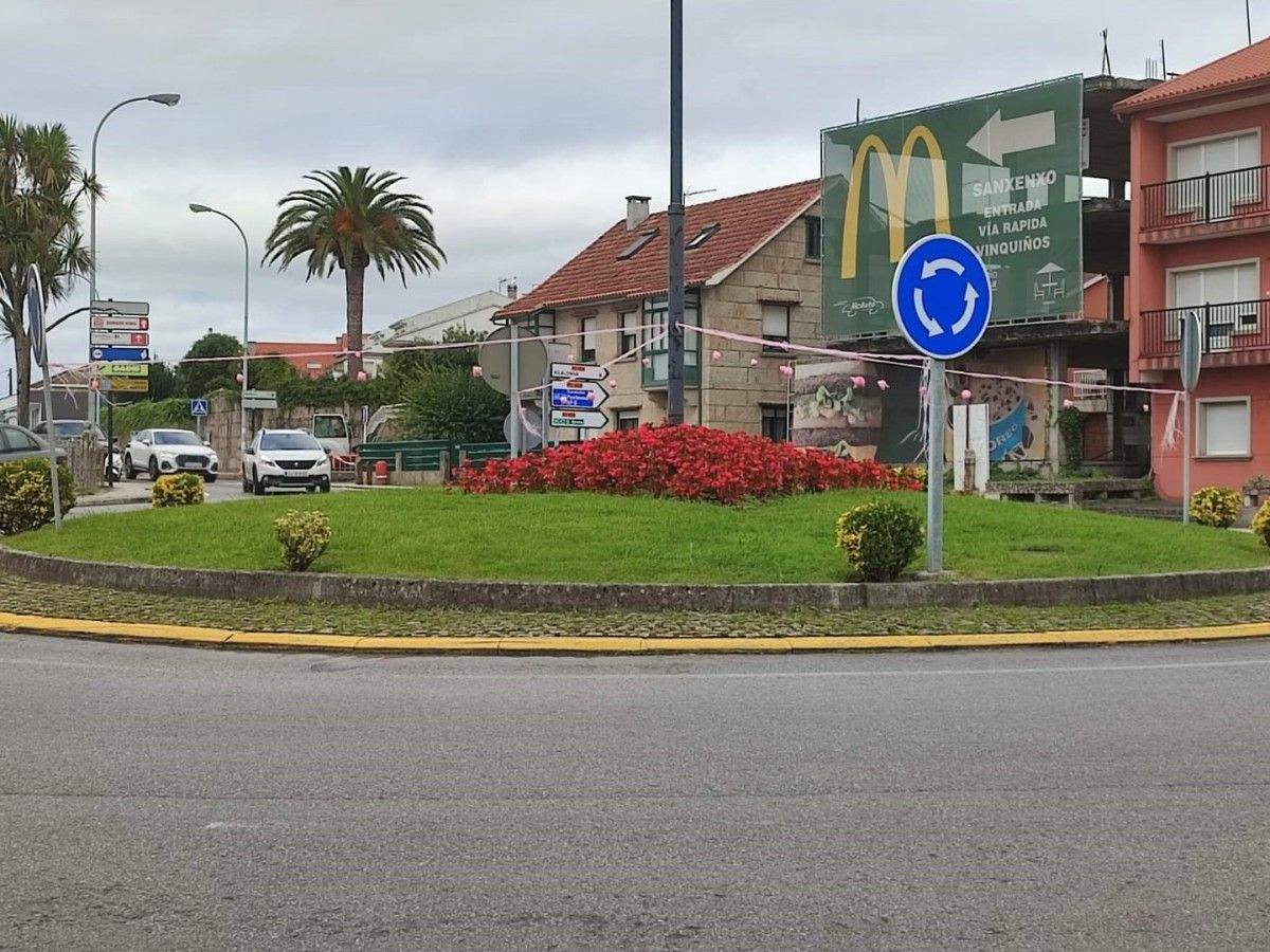 Rotonda decorada con motivo do Día Mundial contra o Cancro de Mama
