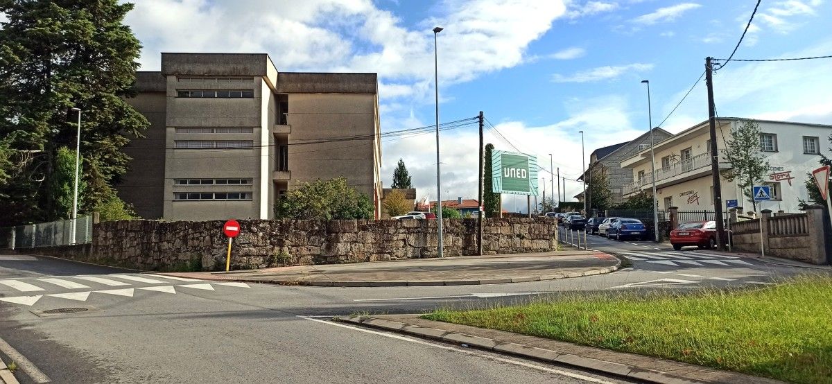 Exterior del centro asociado de la Uned, visto desde Os Campos