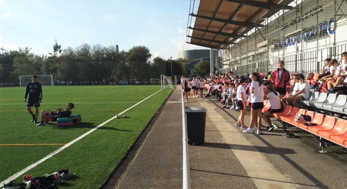Entrenamiento del Pontevedra en A Xunqueira seguido por cientos de escolares