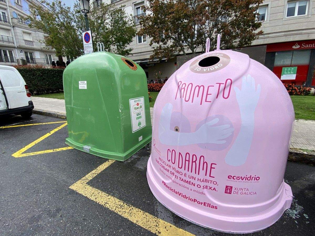 Iglú rosa para promover a reciclaxe de envases de vidro e a prevención do cancro de mama