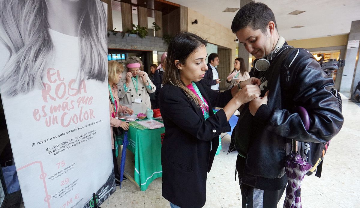 A Asociación Española Contra o Cáncro sae á rúa polo Día Internacional do Cáncro de Mama