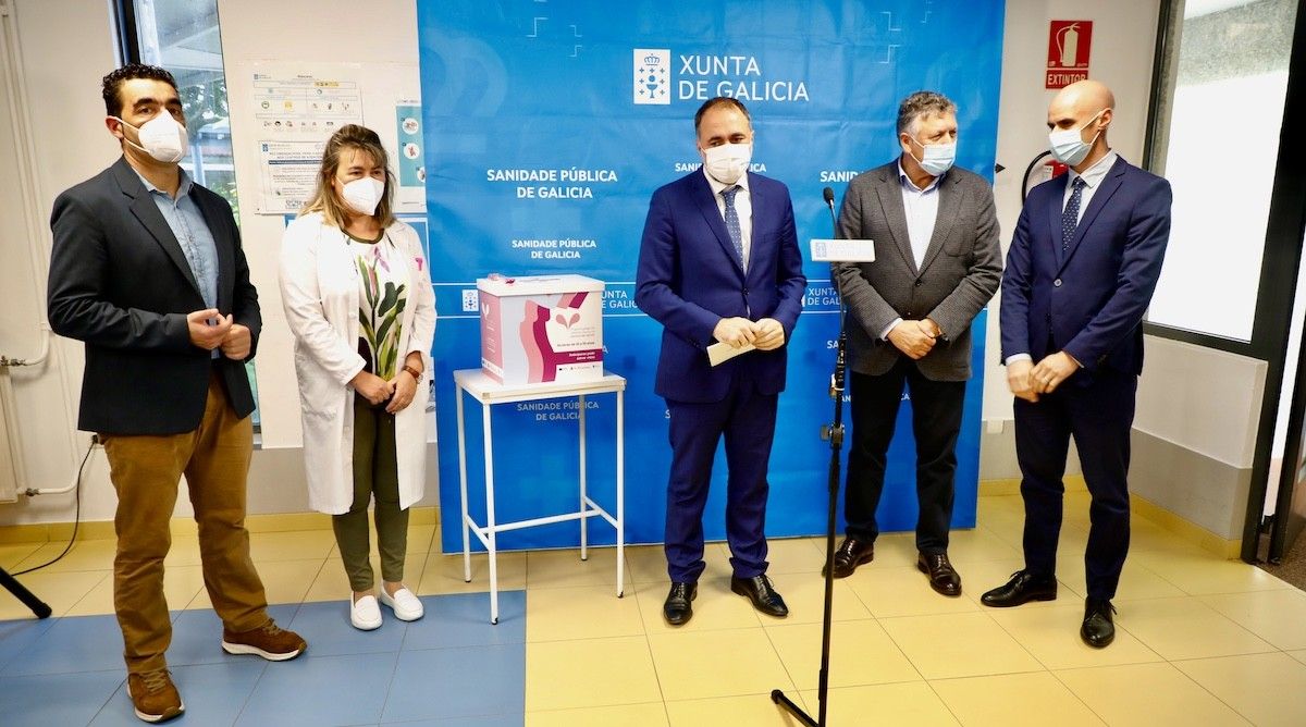 El conselleiro de Sanidade, Julio García Comesaña, en el centro de salud de Baltar