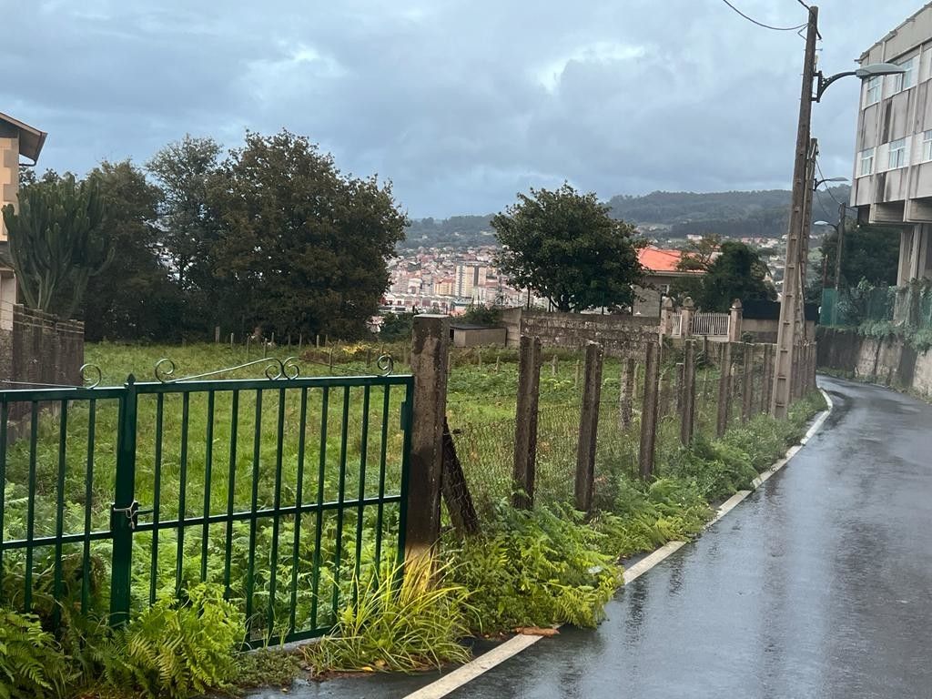 Parcela que habilitará zonas de estacionamento gratuíto na contorna dos colexios Chan do Monte e San Narciso