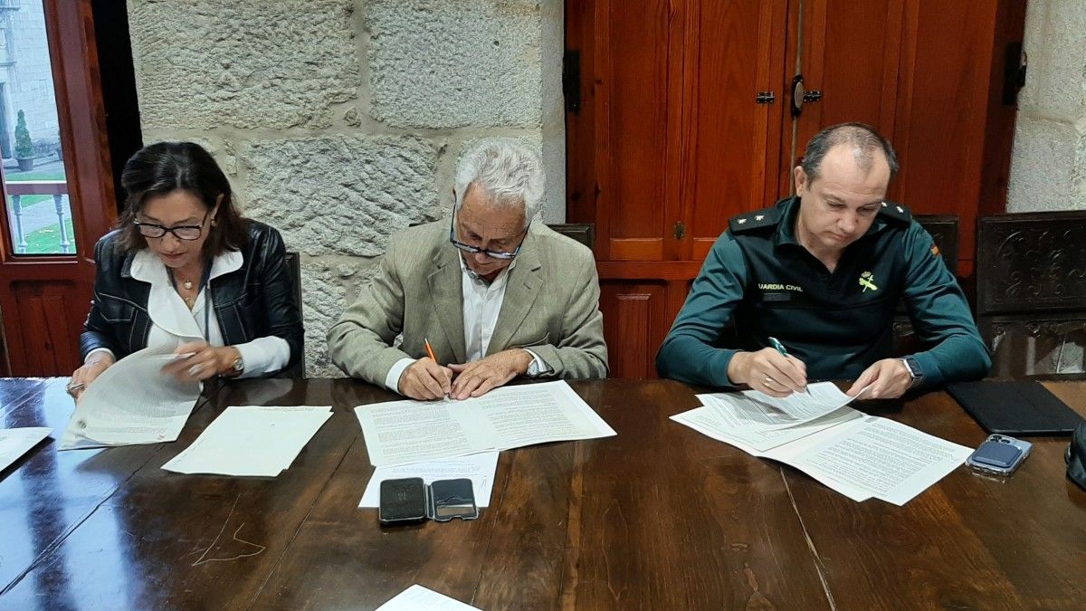 Maica Larriba, Luciano Sobral e Manuel Touceda asinaron o protocolo