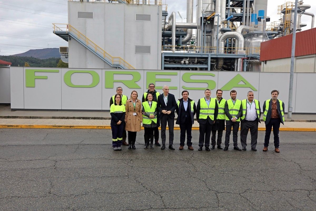 Representantes de Foresa con Francisco Conde, vicepresidente primero de la Xunta, en las instalaciones en Caldas