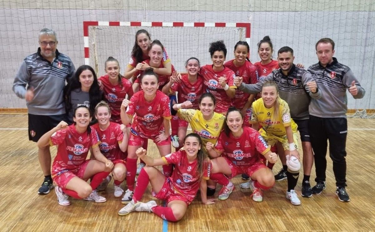 O plantel do Poio Pescamar celebra o pase a semifinais da Copa Galicia