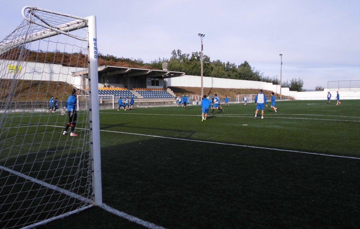 Entrenamiento del Pontevedra celebrado en el campo de O Carrasco