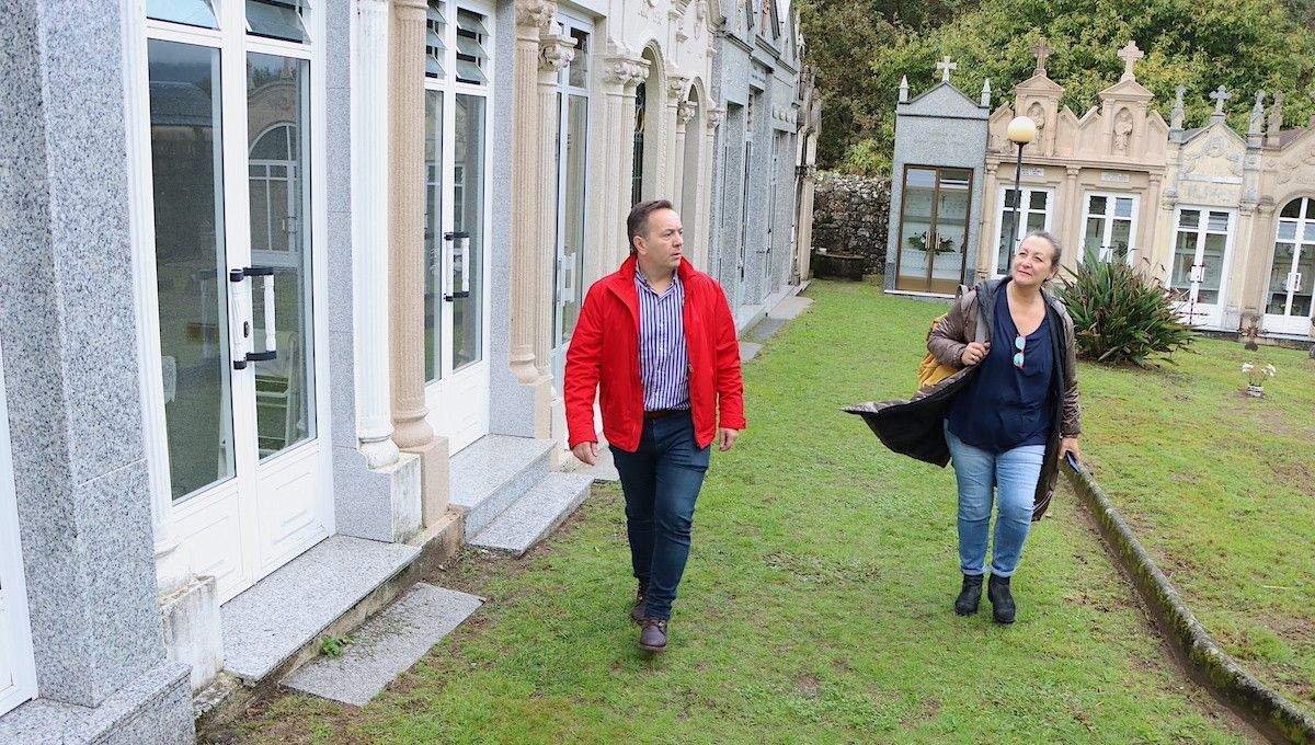 Visita de Carmen Fouces aos cemiterios municipais