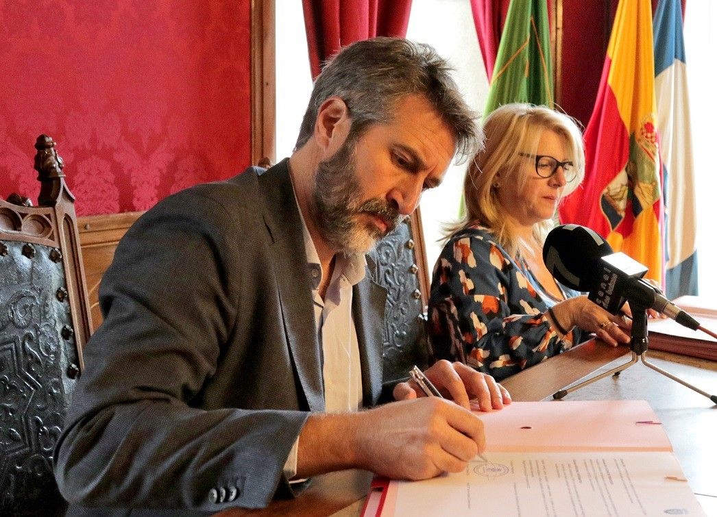 O alcalde, Alberto Varela, e a presidenta da Asociación Protectora de Animales de Vilagarcía de Arousa, Ángeles Cifuentes