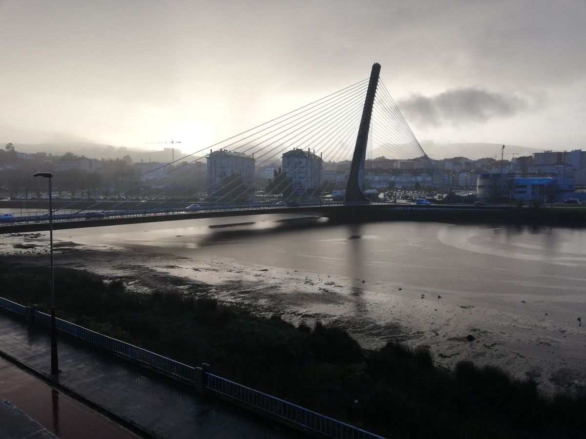 A ponte dos Tirantes nun día de chuvia