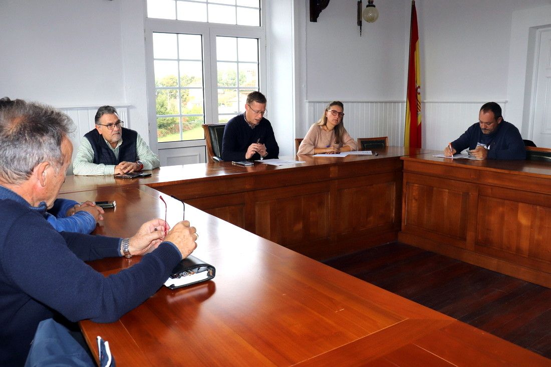 Concejales del PP aprueban el presupuesto de 2023 en A Lama, con la abstención de Ciudadanos