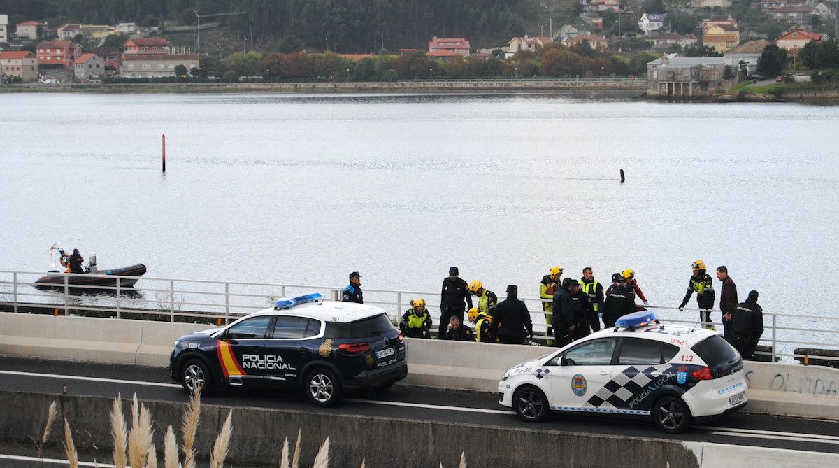 Medios de emergencias en el lugar en el que apareció el cuerpo del piragüista desaparecido 