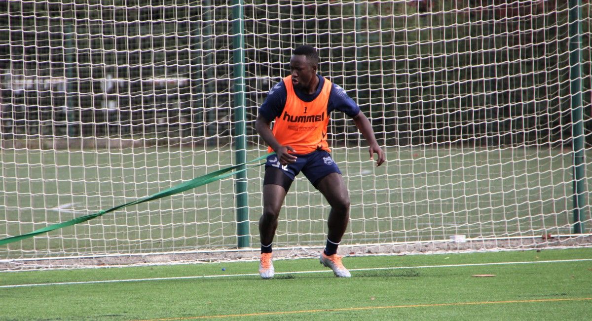 Libasse Guèye, entrenando con el Pontevedra en A Xunqueira