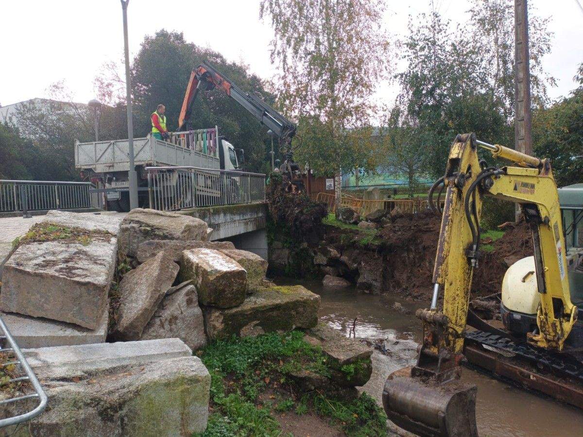 Obras para reparar una pasarela sobre el río Lameira en Marín