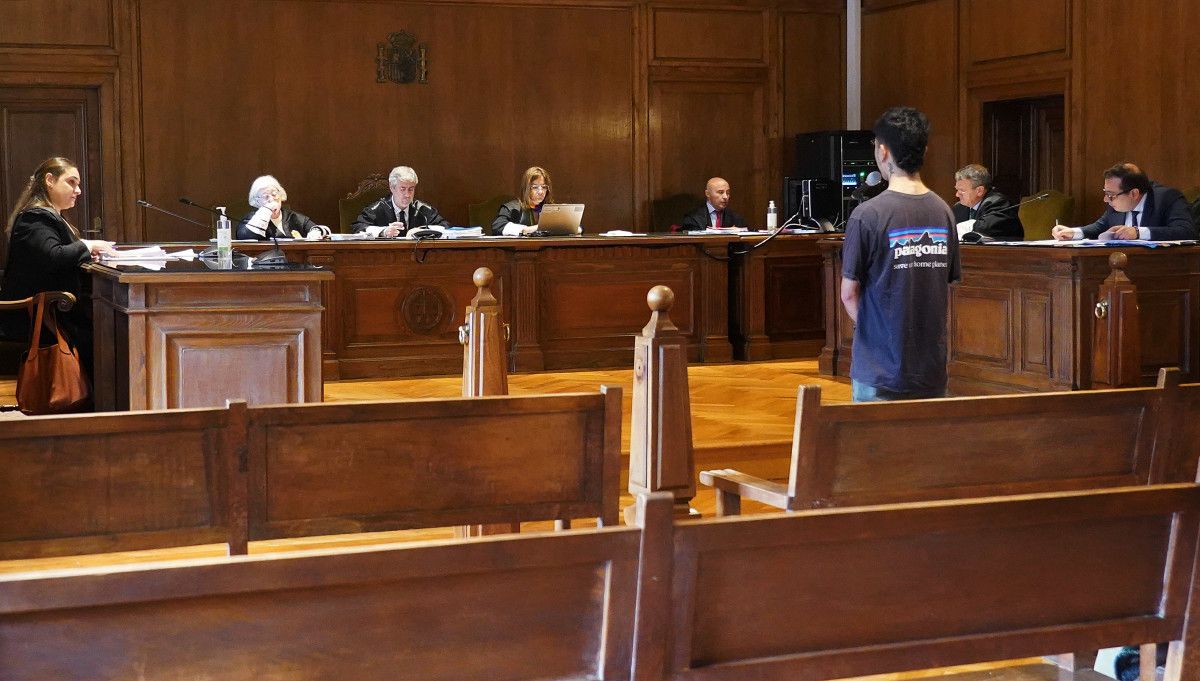 El acusado de agresión sexual a una menor presta declaración ante el Tribunal de la sección segunda de la Audiencia