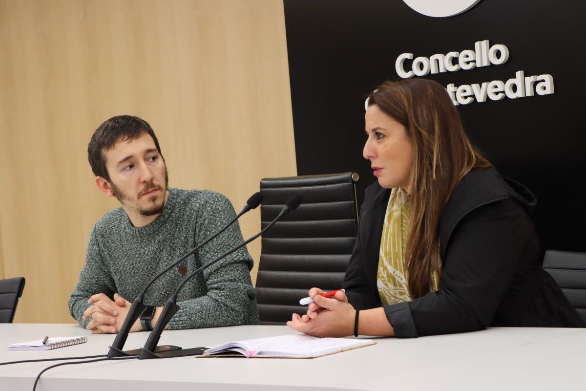Alberto Oubiña, concelleiro de Xuventude; y Ana del Valle, representante de la empresa Ticket to Europe