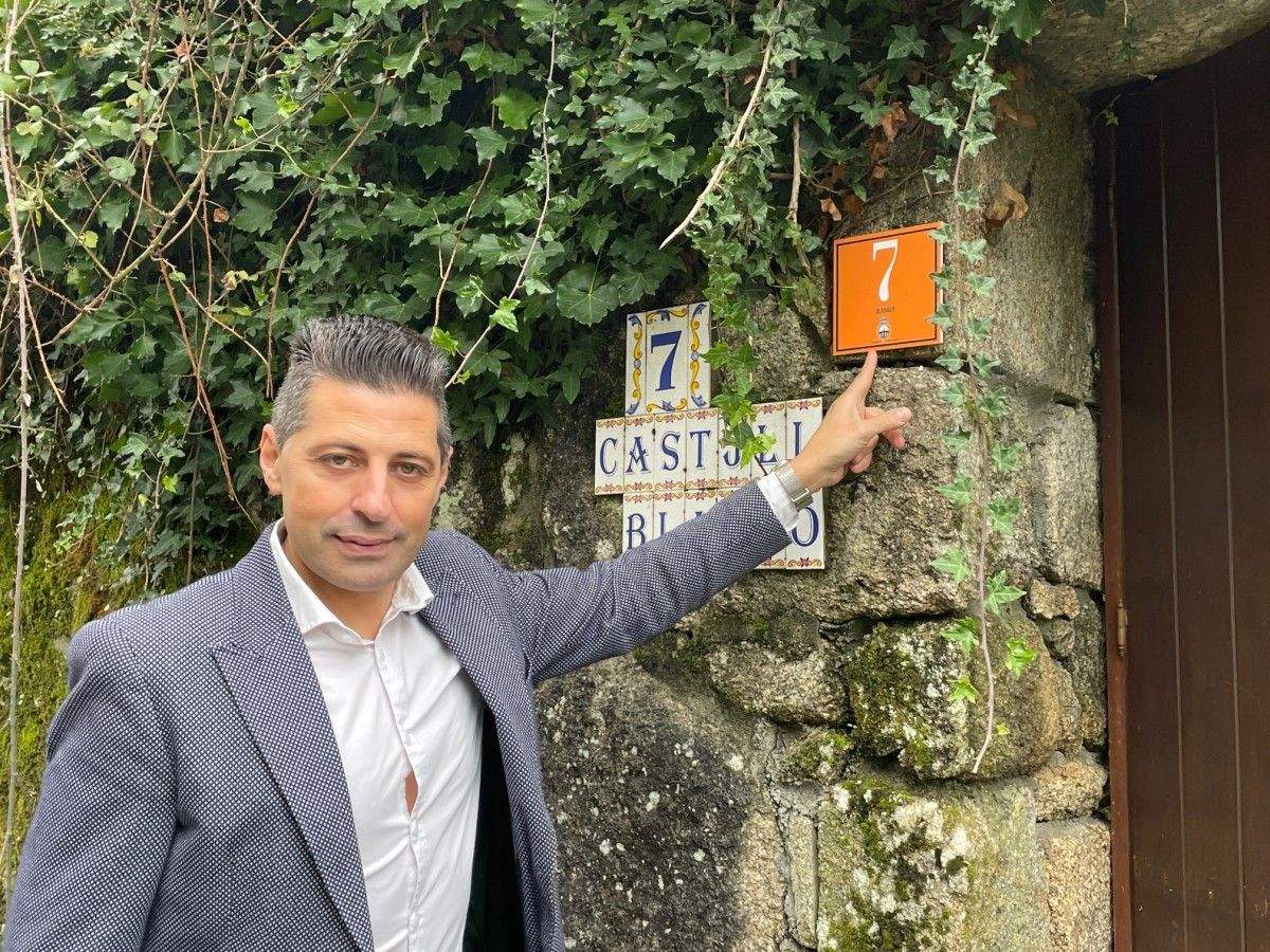Andrés Díaz señala las nuevas placas con la numeración de las viviendas